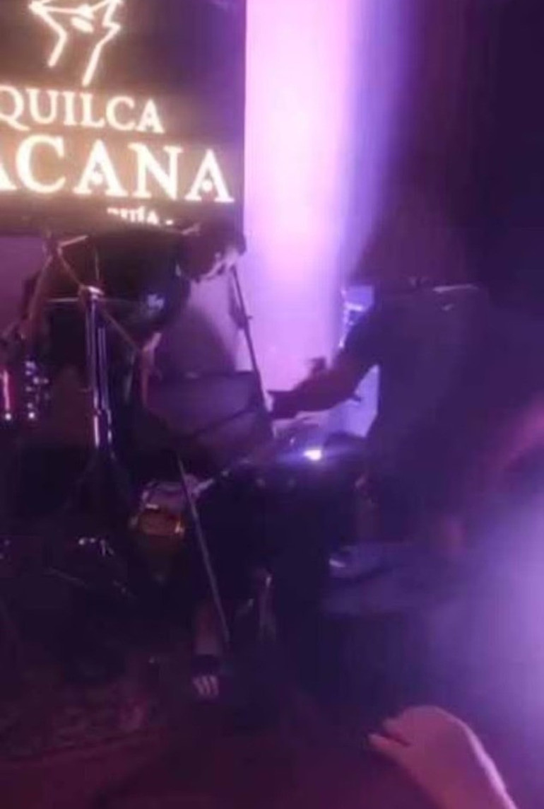  Konserde elektrik akımına kapılarak yere yığıldı