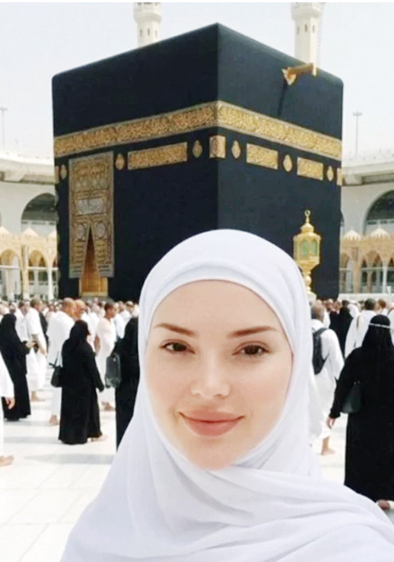 Cansu Taşkın kardeşiyle umrede