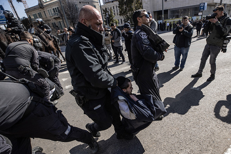 Harediler, İsrail polisiyle karşı karşıya geldi: 10 kişi yaralandı