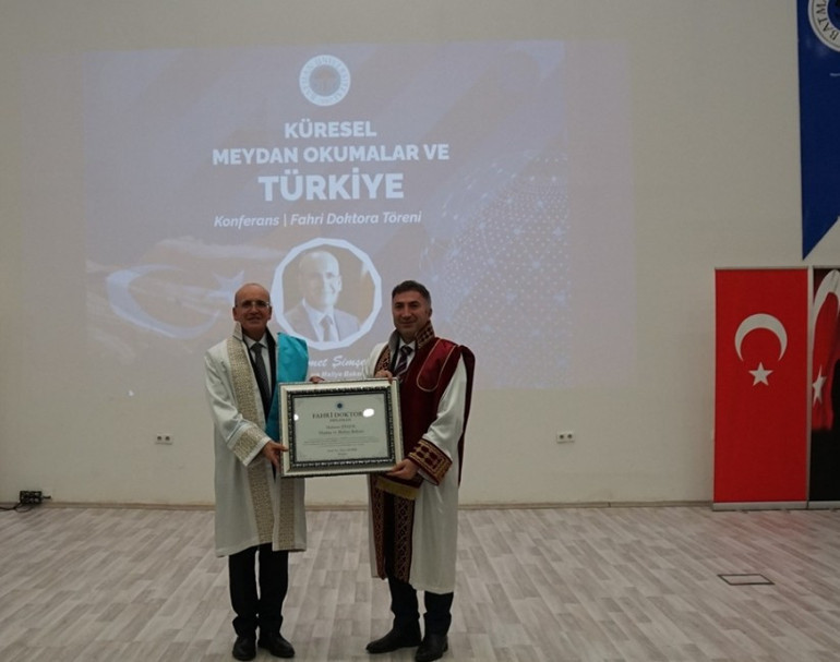 Bakan Şimşek konuşma yaparken