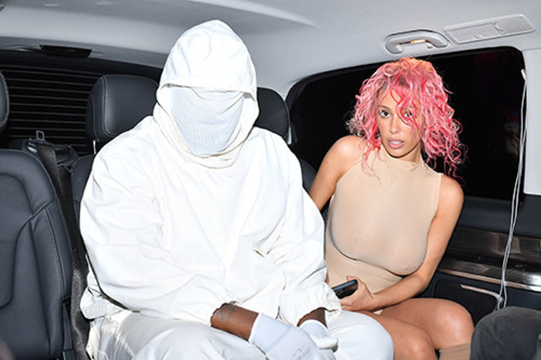 Yarı çıplak gezip ülke halkını deli etmişti... Kocasının kuklası kendini anlattı: Ben sanat yapıyorum