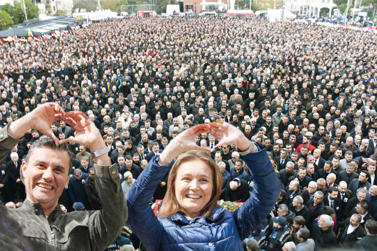 Parti rozetleri bu acının önünde anlamını yitirdi