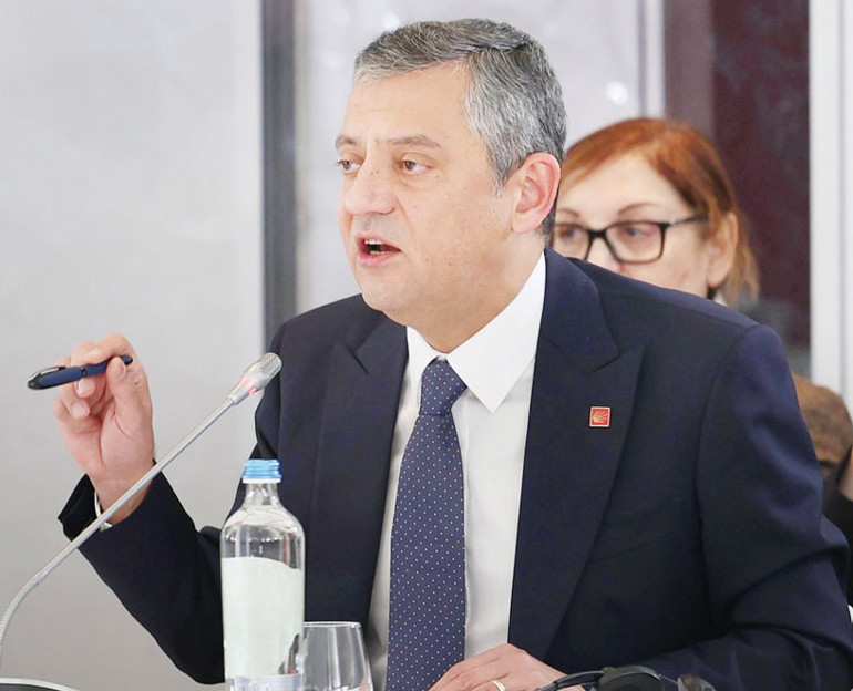 Mezarlıkta rakı olayı ve kokain çeken gazeteci