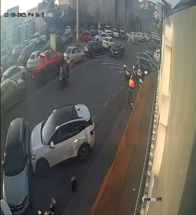 Sürücüsünün fren yerine gaza bastığı otomobil, başka araca çarptı; kaza kamerada