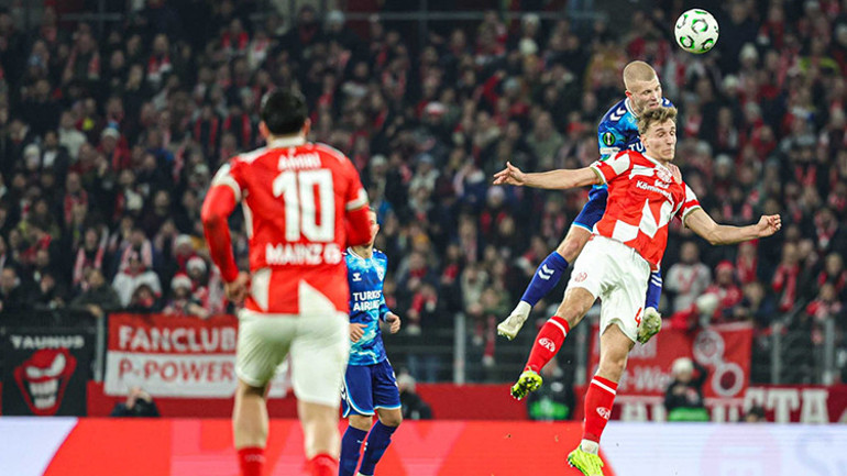 Maç sırasında oyuncuların mücadelesi