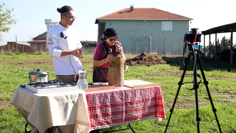 Üniversite öğrencisi Trakyanın unutulan lezzetlerini kayıt altına alıyor