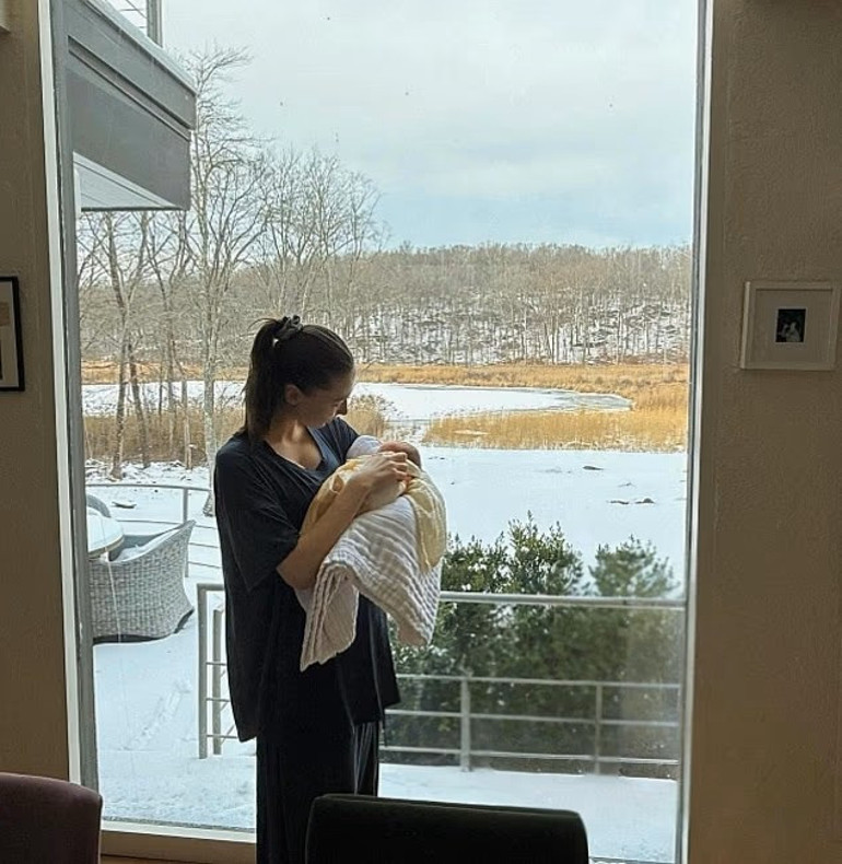 Ünlü oyuncu bebeğini kucağına aldı… Ona kahramanca ölen babasının adını vermiş…