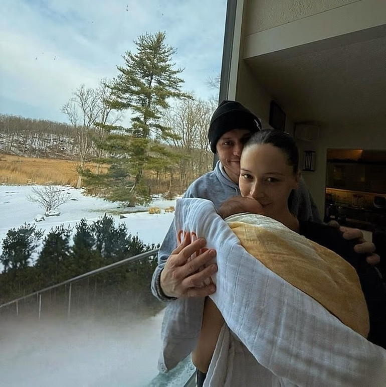 Ünlü oyuncu bebeğini kucağına aldı… Ona kahramanca ölen babasının adını vermiş…