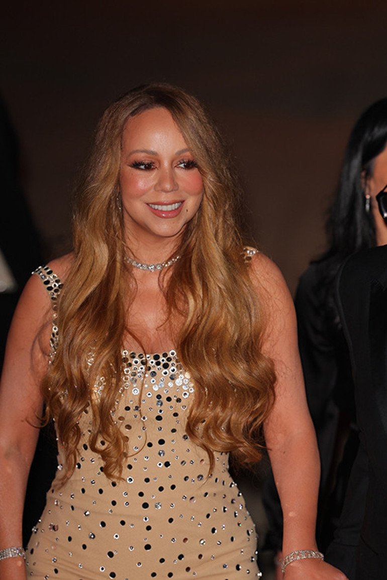 İlk kocası ona cehennemi yaşattı... Sırf boşanmak için ihanet etti... Geçmişinin acısını para harcayarak çıkarıyor