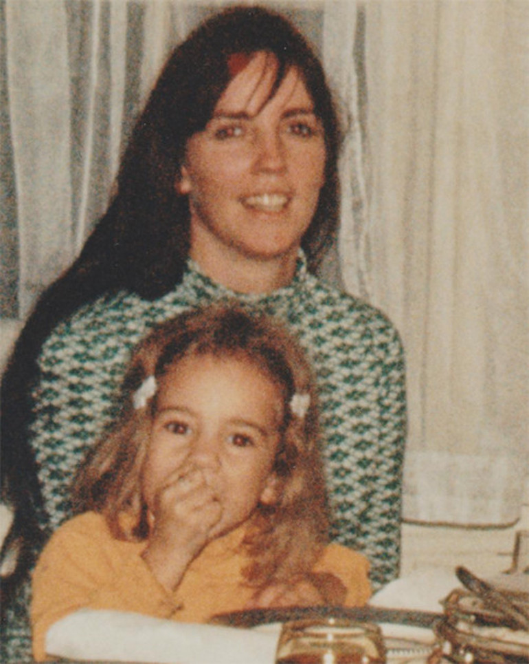 İlk kocası ona cehennemi yaşattı... Sırf boşanmak için ihanet etti... Geçmişinin acısını para harcayarak çıkarıyor