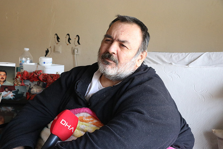 Yatağa bağımlı hale gelmiş hasta pencereye bakıyor