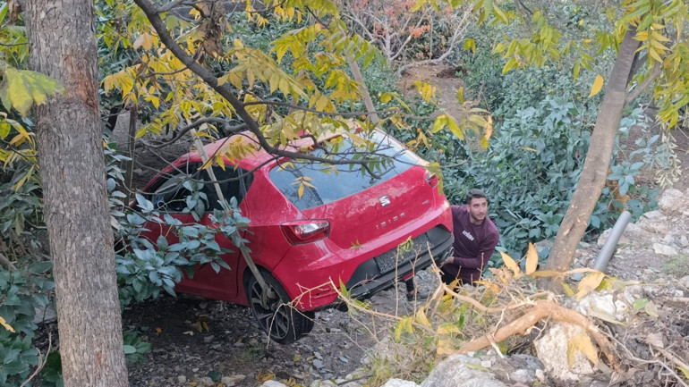 Patlayan su borusu nedeniyle yolda oluşan göçük ve bahçeye sürüklenen otomobil