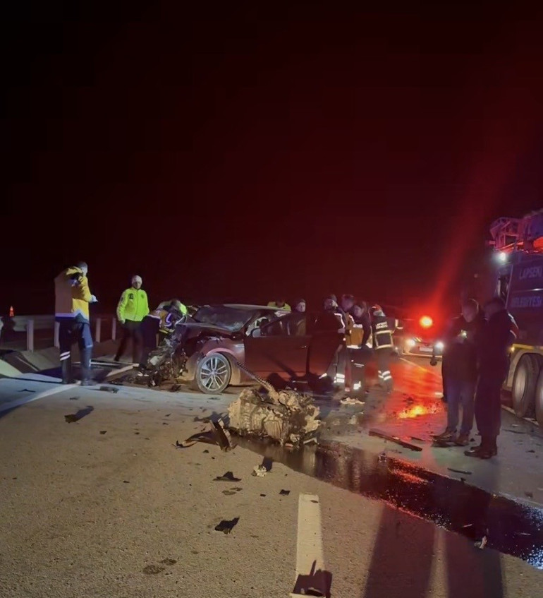 Çanakkalede 2 otomobil çarpıştı: 5 ölü, 1 yaralı