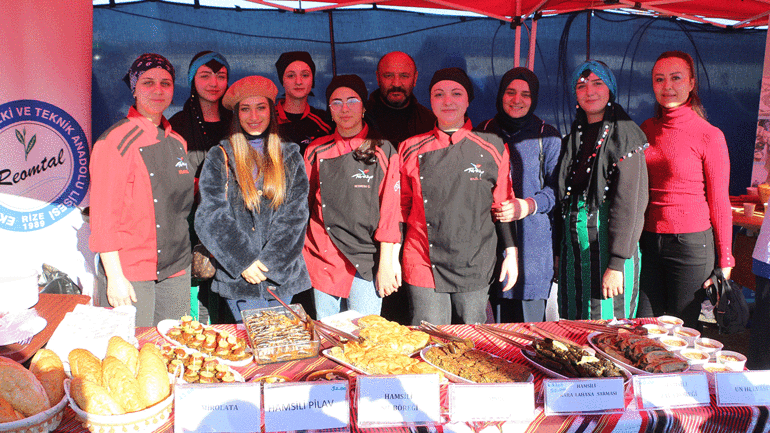 Rizede Hamsi Festivalinin gözdesi ‘Hamsili su böreği ve hamsili döner oldu