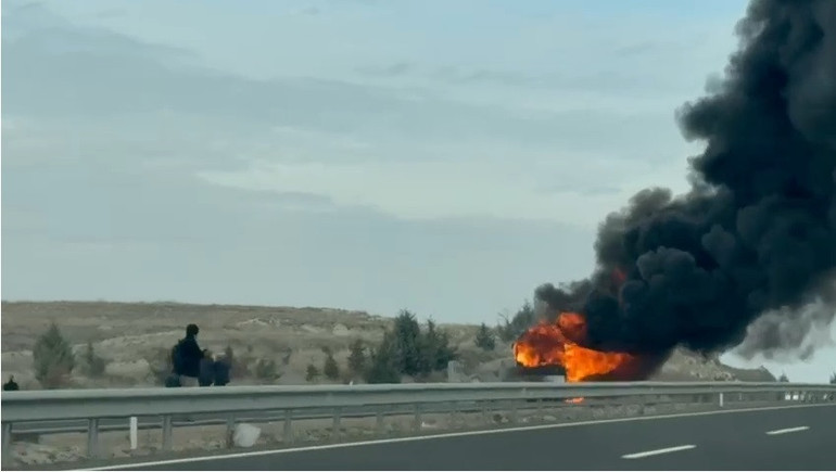Seyir halindeki otobüs alev alev yandı