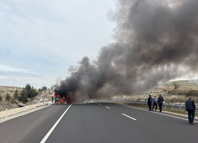 Seyir halindeki otobüs alev alev yandı