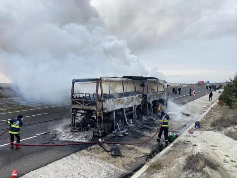 Seyir halindeki otobüs alev alev yandı