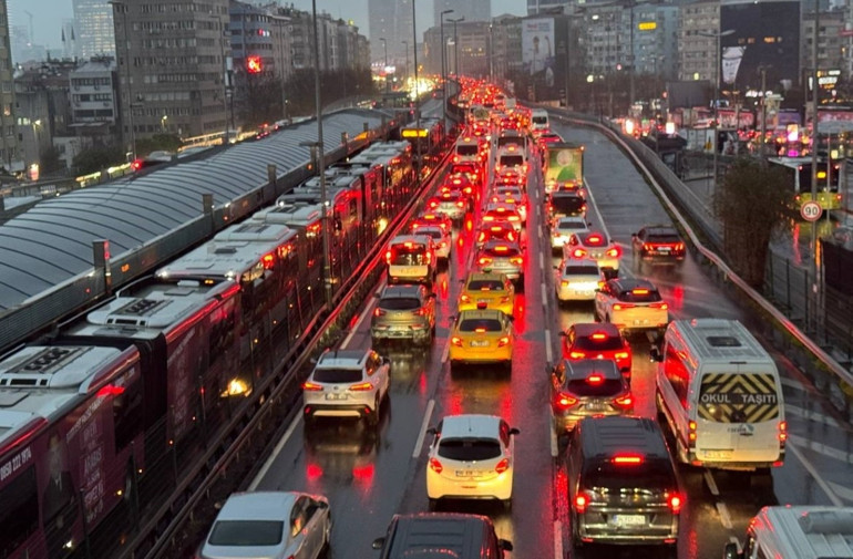 İstanbul haftaya yağmurla başladı, trafik kilit