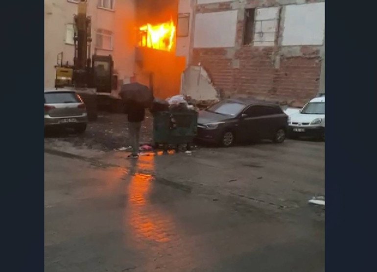 İstanbulda boşaltılan 5 katlı binada yangın 2 kişi gözaltına alındı | İçeride birkaç kişi telefon ışığıyla el sallıyordu