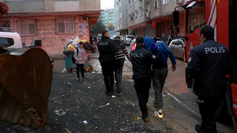 İstanbulda boşaltılan 5 katlı binada yangın 2 kişi gözaltına alındı | İçeride birkaç kişi telefon ışığıyla el sallıyordu