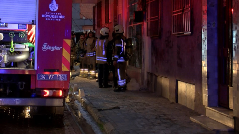 İstanbulda boşaltılan 5 katlı binada yangın 2 kişi gözaltına alındı | İçeride birkaç kişi telefon ışığıyla el sallıyordu