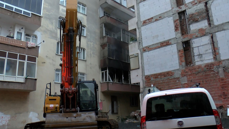 İstanbulda boşaltılan 5 katlı binada yangın 2 kişi gözaltına alındı | İçeride birkaç kişi telefon ışığıyla el sallıyordu