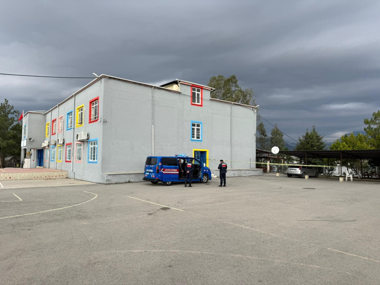 12 yaşındaki çocuk okul müdürünü tüfekle vurdu Dehşet dolu anlar kamerada