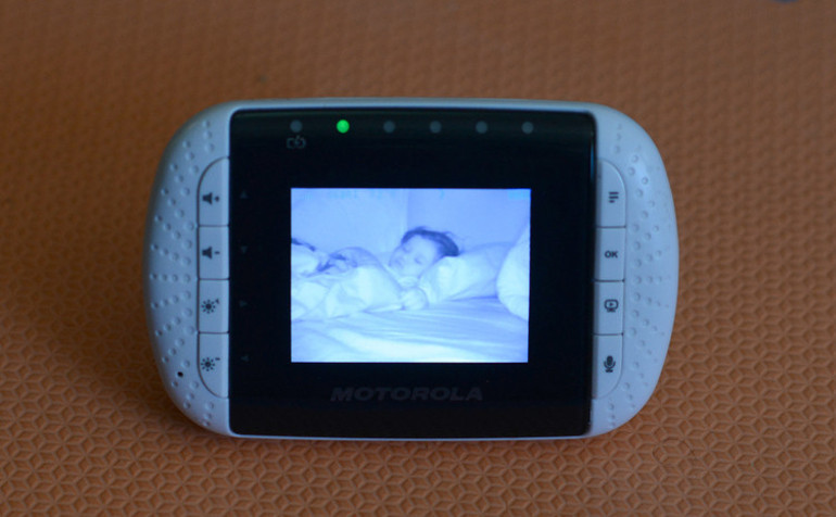 Bebeğini yatağına koydu ve kameradan bir parlama fark etti... Sonra ise küçük kızı gözünü kaybetti