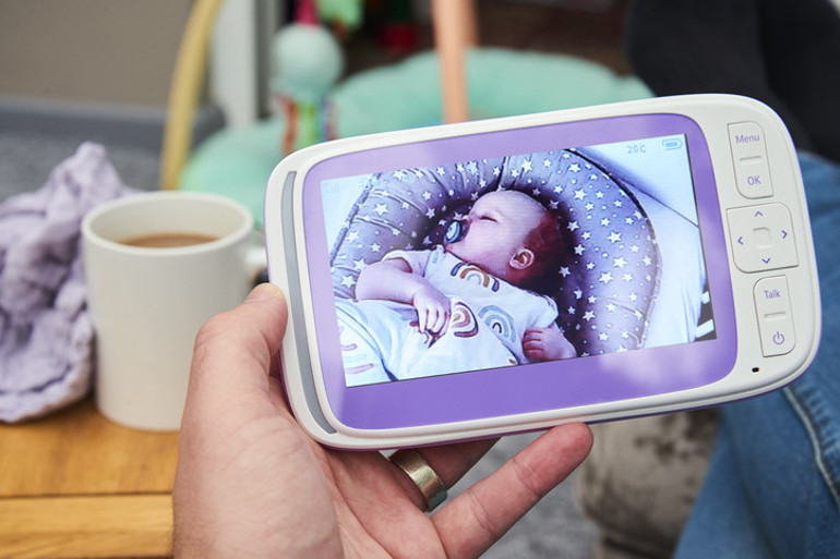 Bebeğini yatağına koydu ve kameradan bir parlama fark etti... Sonra ise küçük kızı gözünü kaybetti