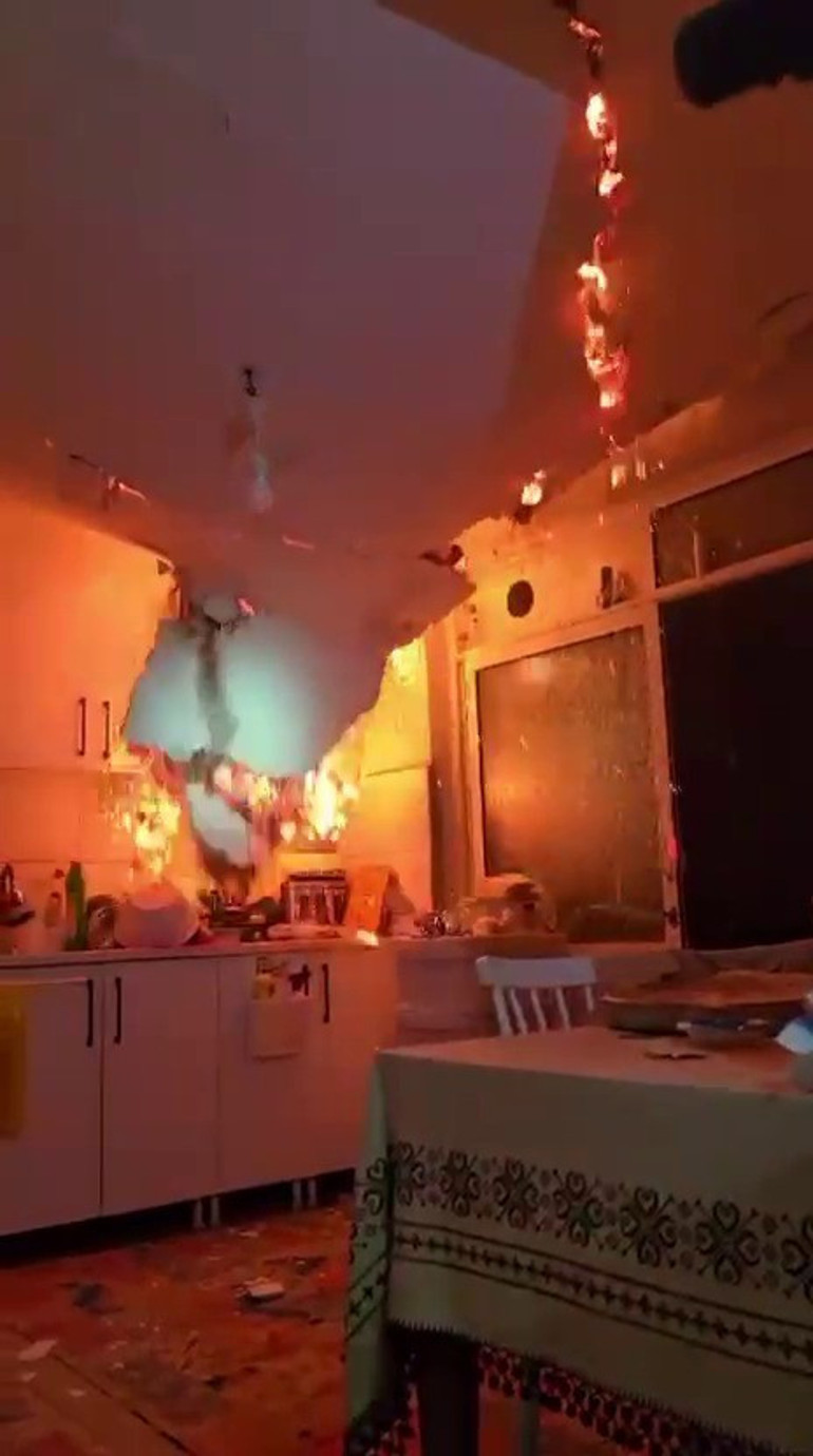 Yangında tavan çöktü, itfaiye ekipleri ölümden döndü... Yaşananlar kameraya yansıdı