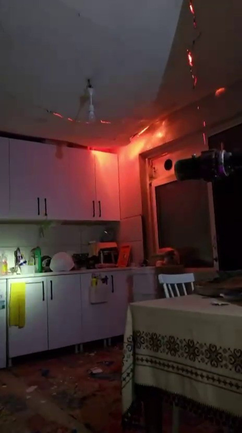 Yangında tavan çöktü, itfaiye ekipleri ölümden döndü... Yaşananlar kameraya yansıdı