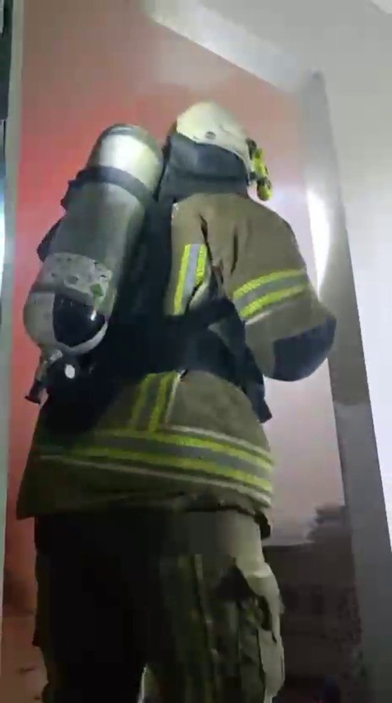 Yangında tavan çöktü, itfaiye ekipleri ölümden döndü... Yaşananlar kameraya yansıdı