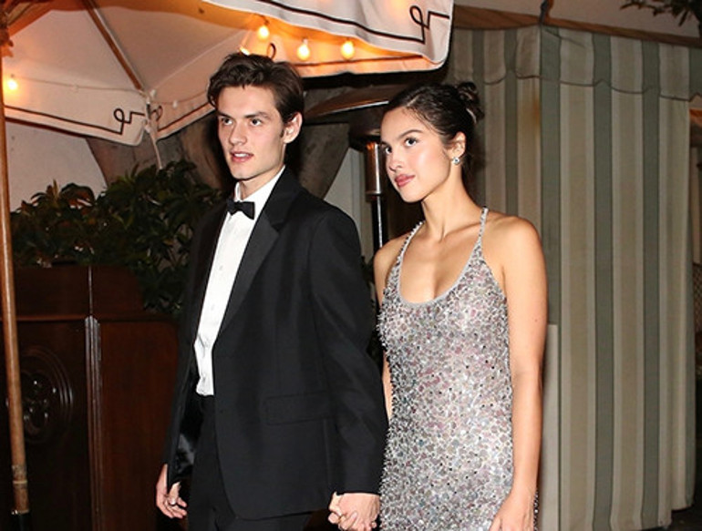 Genç şarkı partide bile acı gözyaşları döktü... İki yıllık sevgililer ayrıldı... Nasıl kıydınız bu güzel aşka