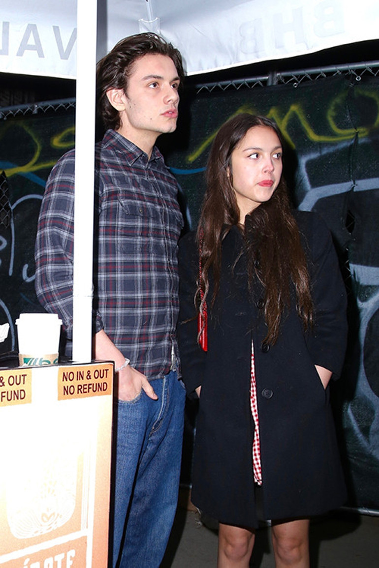 Genç şarkı partide bile acı gözyaşları döktü... İki yıllık sevgililer ayrıldı... Nasıl kıydınız bu güzel aşka