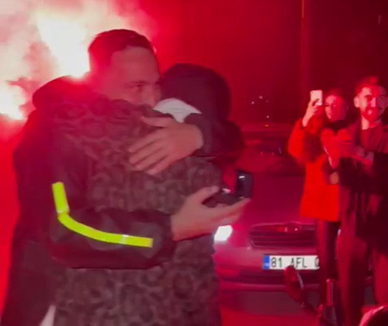  Genç kız gözyaşlarına boğuldu