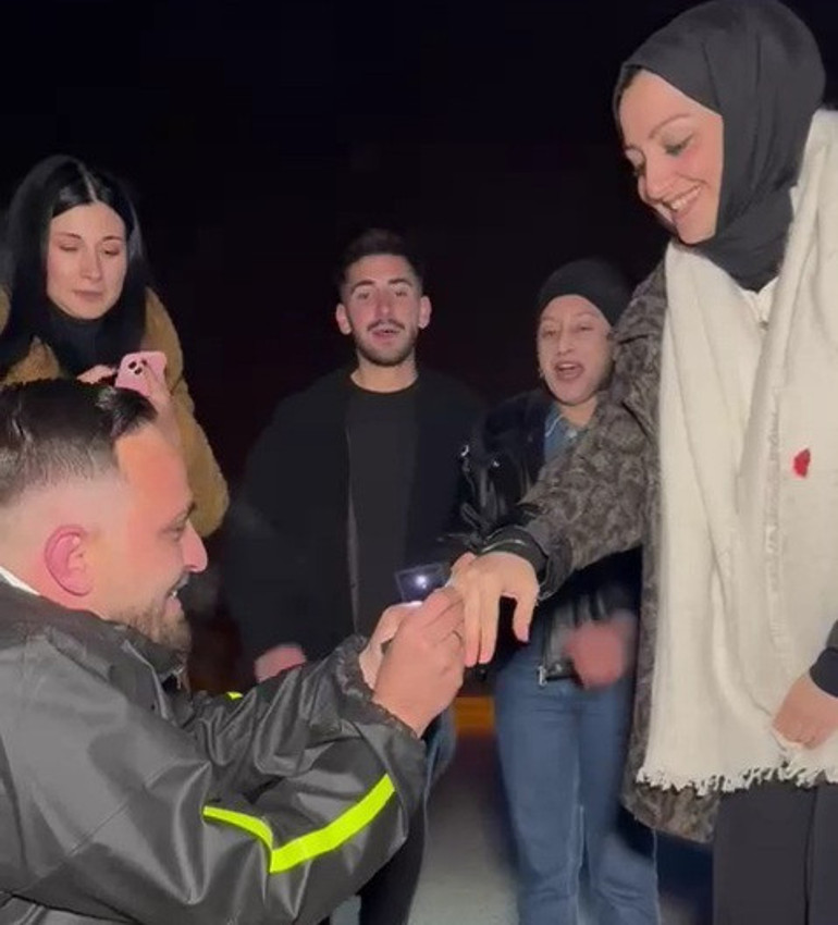  Genç kız gözyaşlarına boğuldu