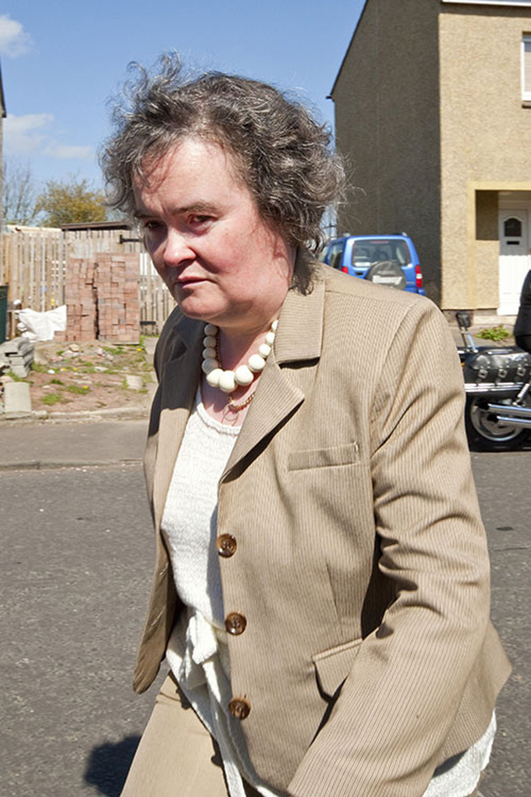 Bir yarışmayla şöhret ve servet kazanmıştı.. Çoktan milyoner oldu ama hala yoksul mahallesinde oturuyor