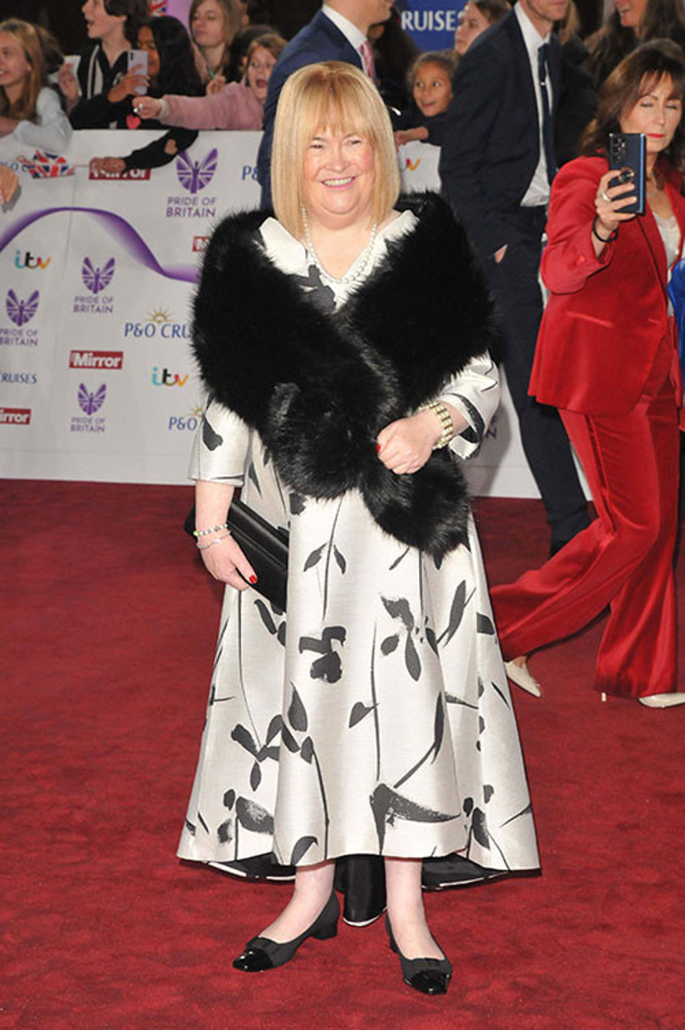 Bir yarışmayla şöhret ve servet kazanmıştı.. Çoktan milyoner oldu ama hala yoksul mahallesinde oturuyor