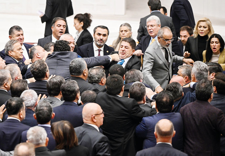 AK Partili milletvekilleri ekranlara çıkmalı