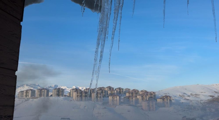  Çatılarda dev buz sarkıtları oluştu