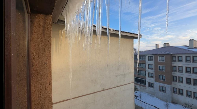  Çatılarda dev buz sarkıtları oluştu