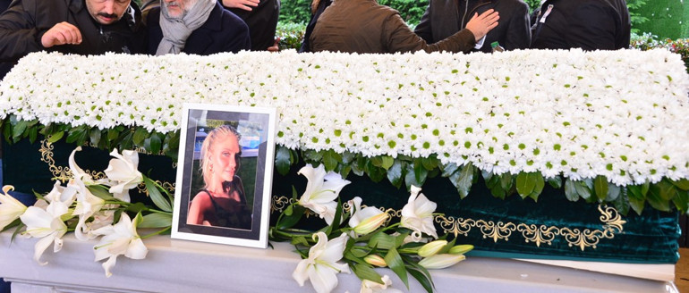 Anne ve babanın en zor vedası Leyla Mizrahi son yolculuğuna uğurlandı
