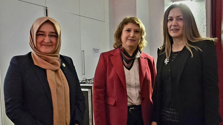 Köln’de kadına şiddet farkındalığı