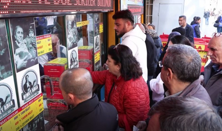 Yılbaşına sayılı günler kaldı; Nimet Abla gişesi önünde yoğunluk arttı