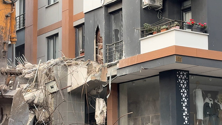 Avcılarda korkutan yıkım Dökülen beton parçaları yanındaki binaya zarar verdi