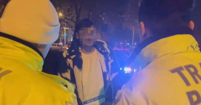 Arkadaşının ehliyetini verdi Fotoğraftaki sen değilsin diyen polise akılalmaz cevap