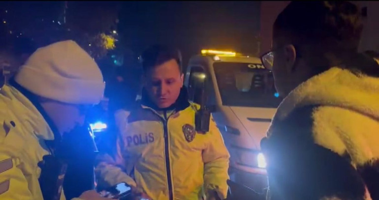 Arkadaşının ehliyetini verdi Fotoğraftaki sen değilsin diyen polise akılalmaz cevap