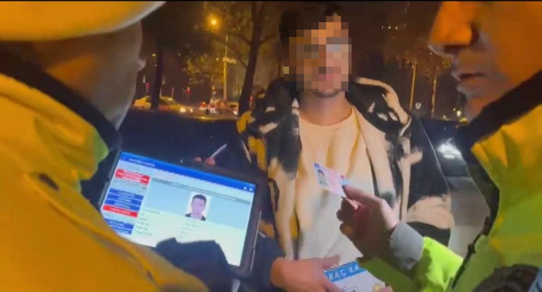 Arkadaşının ehliyetini verdi Fotoğraftaki sen değilsin diyen polise akılalmaz cevap