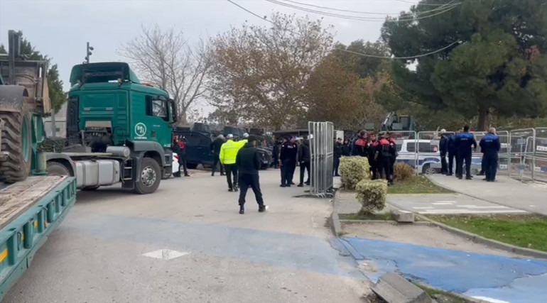 Adanada yıkım gerginliği Bazı kişiler direnip iş yerini yaktı... Çok sayıda gözaltı var