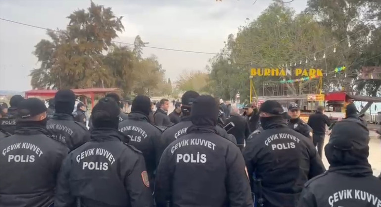 Adanada yıkım gerginliği Bazı kişiler direnip iş yerini yaktı... Çok sayıda gözaltı var